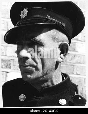 AFS FILM ACTORS: THE FILMING OF 'UNPUBLISHED STORY' IN DENHAM FILM STUDIOS, DENHAM, BUCKINGHAMSHIRE, ENGLAND, GROSSBRITANNIEN, 1941: Ein Kopf-Schulter-Porträt des führenden Feuerwehrmannes J Davis von der Uxbridge Auxiliary Fire Service in the Sunshine nach der Drehung des Films „Unpublished Story“ der Two Cities Film Company. Regie führte Harold French und die Hauptrollen Richard Greene und Valerie Hobson. Es spielt während des Blitz auf den Londoner Docks im Jahr 1940. Nach der Originalüberschrift sagte Davis (ein alter Soldat): „Ich hatte einige Erfahrung im letzten Krieg, aber die jungen Gefährten der Londoner AFS, neu Stockfoto