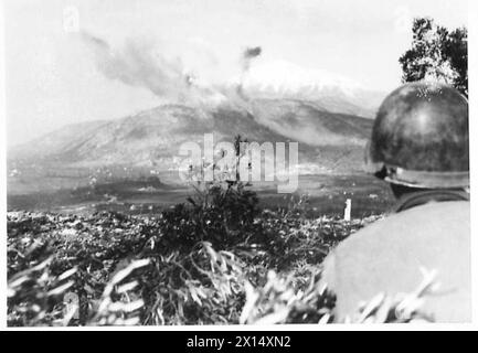ITALIEN: DIE FÜNFTE ARMYFORTS TRAF DAS KLOSTER MONTE CASSINO - die schwere Bombardierung des Klosters und seiner Umgebung, aus Sicht einer britischen Armee Stockfoto