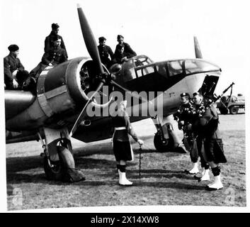 MIT DER SCHWARZEN UHR AUF DEN SHETLAND-INSELN - die Black Watch haben die Kontrolle über einen Flugplatz in den Shetlands und dieses Bild zeigt ihre Piper, die die britische Armee des R.A.F. unterhalten Stockfoto