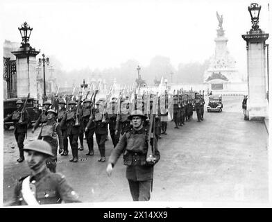 DIE WACHE DES BUCKINGHAM-PALASTES IN KHAKI - die „alte Garde“, die die britische Armee des Palastes verlässt Stockfoto