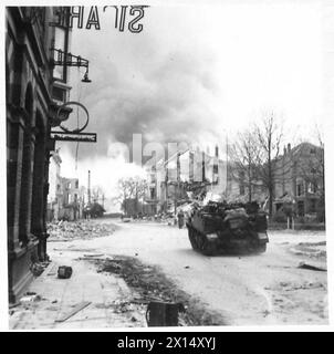 STRASSENKÄMPFE IN ARNHEIM - Truppen und Fahrzeuge fahren durch die glühenden Straßen der Arnhem British Army, 21st Army Group Stockfoto