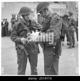 SCHULUNG FÜR KOMBINIERTEN BETRIEB - LIEUT. Colonel G. Hedey Basher (rechts) mit einem seiner Offiziere British Army Stockfoto