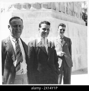 'SPARKS' 'CHIPPY' UND 'VIERTER' SCHRITT AN LAND - von links nach rechts : William (Chippy) Logan; Harry (Fourth) Cant; und Raymond (Sparks) Proctor, neben der war Memorial British Army Stockfoto