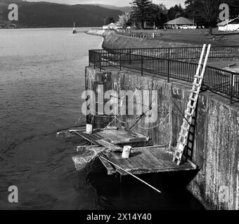 Ein Fischstand benutzte meine einheimischen Amerikaner, die an einer Mauer am Columbia River in Cascade Locks, Oregon, ankerten. Stockfoto