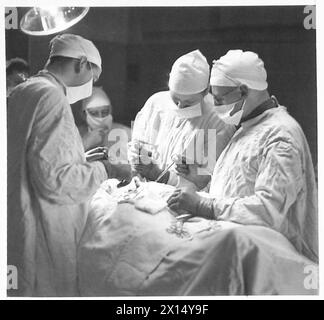 AMERIKANISCHE CHIRURGIN MIT DER BRITISCHEN ARMEE - Major Stimson (Zentrum) operiert an einem Patienten im General Hospital British Army 104 Stockfoto