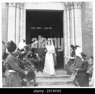 ST. PATRICK's DAY WEDDING - die Braut und der Bräutigam verließen die Kirche nach der Zeremonie British Army Stockfoto