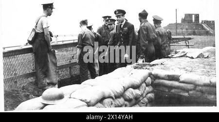 DER DUKE OF KENT INSPIZIERT VERTEIDIGUNGSANLAGEN - H.R.H. passiert eine Party, die Sandsäcke füllt, an einem Punkt in der Nähe von Sunderland während seiner Tour durch die British Army Stockfoto