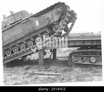 PANZER UND RAUPENTRANSPORTER - Churchill-Panzer wird auf einen Panzertransporter geladen, britische Armee Stockfoto