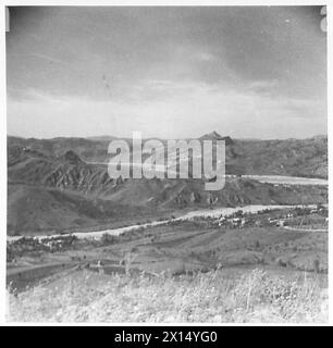 8. ARMEE : VERSCHIEDENE - (Verbünde -up) das Land, über das die 4. Indische Division durchziehen muss. Die Deutschen hielten fast alle Hügel in diesem Panorama, und sie zermürbten und beschossen den Fluss Marecchia und das Tal, das sich zwischen den Bergen windet. Das ist das Land nördlich der britischen Armee des Bundesstaates San Marino Stockfoto