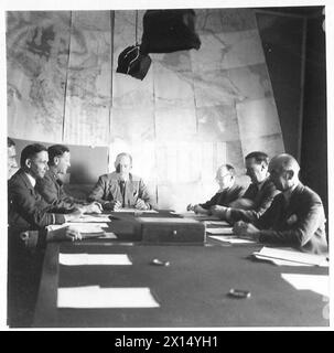 Der Nahost-Kriegsrat trifft sich in einer Sitzung mit dem Staatsminister General Auchinleck, Air Marshal Tedder, Commodore Norman, Mr. A. Rucker, Sir Miles Lampson und Sir Harold MacMichael diskutieren über Strategie. Stockfoto