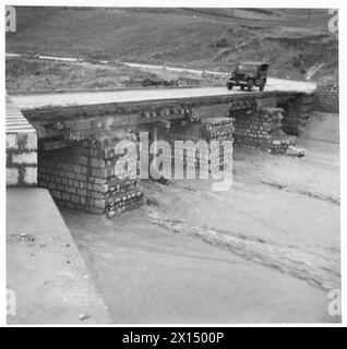 ITALIEN: HERBSTFLUTEN VERURSACHEN STRASSENSCHÄDEN - Route 90 bei Grottanminarda, M.R. N.884769. Cl.70 provisorische Brücke, gebaut, um Hochwasser am „Engpass“-Standort am Fluss Ufila standzuhalten. Maximale Hochwasserstände haben gerade die Brücke der Britischen Armee überdeckt Stockfoto