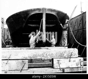 SCHWIMMENDES TROCKENDOCK AM GARELOCHHEAD 75-TONNEN-FEUERZEUG IM DOCK - Nahaufnahme des Lastkahns im Dock von der britischen Wasserarmee Stockfoto