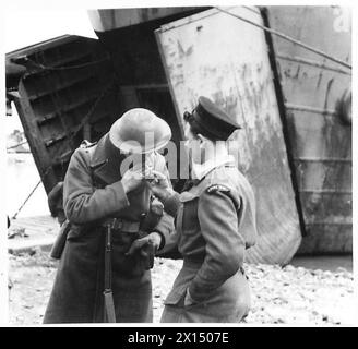 ITALIEN: FÜNFTE ARMEE: ANZIO BRIDGEHEADPTE. JOHNSON - VERSTÄRKUNG DER QUEENS - PTE. Johnson bekommt ein Licht für seine Zigarette von einem Marinemann der britischen Armee am Hafen Stockfoto