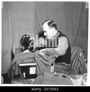 Ein Schneider in Perth repariert und ändert Uniformen für Offiziere und Männer der 1. Polnischen Schützenbrigade (1. Polnisches Korps) in Schottland. Soldaten setzten ihre Studien an der St Andrews University fort, nachdem sie in Großbritannien angekommen waren. Schwarzweiß-Foto, das das häusliche und soziale Leben der Truppen darstellt. Stockfoto