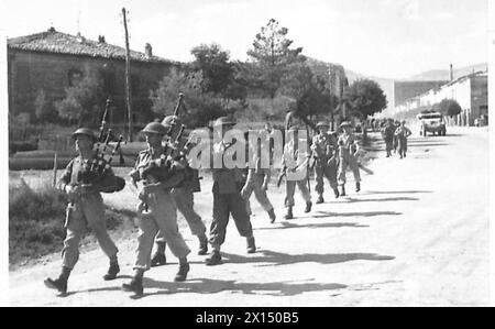 ACHTE ARMEE : GOTISCHE LINIENOFFENSIVE - Pipers of 1st BTN. London Scottish pfeifen ihre Kameraden durch die Stadt Morciano auf dem Weg zur Front British Army Stockfoto