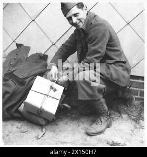 BRITISCHES MILITÄRREGIERUNGSZENTRUM FÜR BEFREITE P.O.WS. - Ein befreiter französischer Polizeibeamter trifft in der Mitte der britischen Armee ein, 21. Armeegruppe Stockfoto