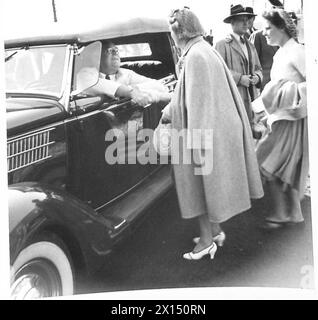 PRÄSIDENT ROOSEVELT FÄHRT SEINEN WAGEN ZU MR WINSTON CHURCHILL - Mrs. Churchill begrüßt Präsident Roosevelt, der am Steuer seines Autos sitzt. MissMary Churchill wird hinter der britischen Armee gesehen Stockfoto