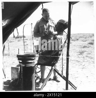 DIE HIGHLAND-DIVISION IN DER MARETH-LINIE - Ein Zahnarzt, der einen Patienten außerhalb seines Zelt der British Army untersucht Stockfoto