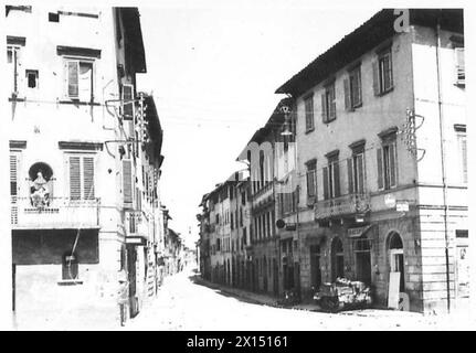 ACHTE ARMEE: FRONTSTADT - Eine verlassene Straße in Montevarchi - Bren-Träger auf der rechten britischen Armee Stockfoto