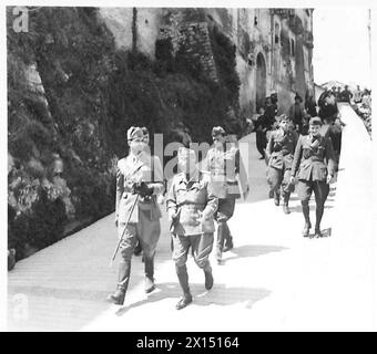 ITALIEN : PRINZ UMBERTO : INSPEKTOR ITALIENISCHES BEFREIUNGSKORPS - Prinz Umberto und General Utilli mit italienischen Offizieren, die das britische Korps-Hauptquartier verlassen Stockfoto