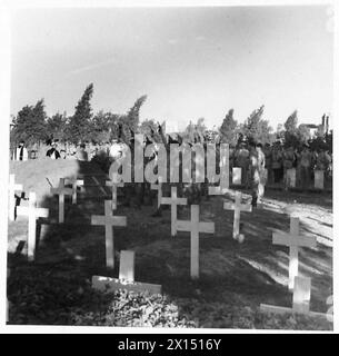 Die Beerdigung von vier Offizieren, darunter Generalmajor V.V. Pope, Brigadiers R.E. Russell und E.S. Unwin sowie Hauptmann G.R. Amery, findet auf dem britischen Friedhof in Old Cairo statt. Stockfoto