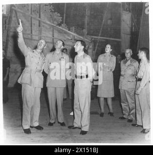 Feldmarschall Sir Harold Alexander und leitende Offiziere besuchen Backstage im San Carlo Opera House und beobachten Mitarbeiter und Operationen für die britische Armee. Stockfoto