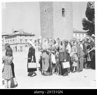 ACHTE ARMEE: BRÜCKENKOPF ÜBER DEN ARNO - Ein britischer Soldat, der die Massen von Italienern kontrolliert, die darauf warteten, den Fluss Arno zu überqueren Stockfoto