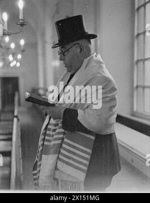 Isaac Dainow, Sekretär der Großen Synagoge, betet 1941 in der Großen Synagoge in London mit einem Hut und einem Gebetschal. Stockfoto