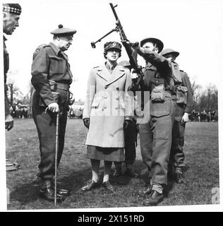 BESUCH VON HRH DER PRINZESSIN ROYAL IN Einem BATAILLON DES FLACHLANDREGIMENTS - HRH interessiert sich sehr für AA-Feuer durch Bren Guns British Army Stockfoto