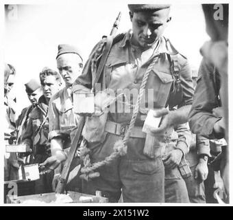 ITALIEN: KOMMANDOS-RAID AUF DER INSEL CHERSO - Kommandos stehen für Tee an, bevor sie ihre Mission British Army verlassen Stockfoto