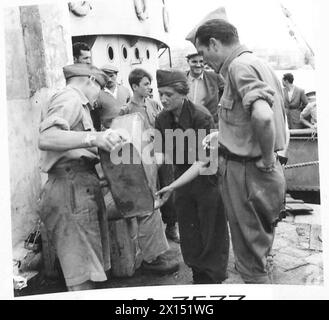 JUGOSLAWIEN IN ITALIEN - Zina Nadan Zon, einer der Jugoslawien kämpfenden Patrioten, wird hier am Kai gesehen und erhält Wasser von einem der englischen Soldaten einer nahe gelegenen britischen Armee Stockfoto