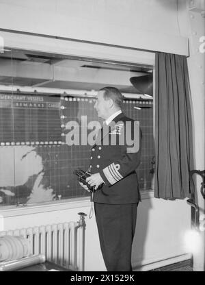 COMMANDER IN CHIEF WESTERN APPROACHES. 21. JUNI 1943, DERBY HOUSE. - Admiral Sir Max K Horton, KCB, DSO, Oberbefehlshaber, Western Approach, in seinem Büro mit Blick auf den Operationsraum Stockfoto