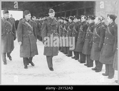 DIE POLNISCHE LUFTWAFFE IN GROSSBRITANNIEN, 1940-1947 – König Georg VI. Inspiziert Flieger der polnischen Bombergeschwader der Nr. 304 oder Nr. 305. Er wird von Flügelkommandeur Piotr Dudziński, dem CO der No. 304 Squadron (links), begleitet. und Flügelkommandeur Jan Jankowski, CO der No. 305 Squadron (Mitte). Foto während des königlichen Besuchs bei der RAF Syerston, 27. Januar 1941 polnische Luftwaffe, polnische Luftwaffe, 304 Bombergeschwader 'Land of Schlesien', polnische Luftwaffe, 305 Bombergeschwader 'Land of Greater Poland', George VI, König, Jankowski, Jan, Dudziński, Piotr Stockfoto