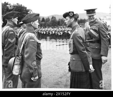 KÖNIG UND KÖNIGIN INSPIZIEREN KANADISCHES FORSTKORPS - seine Majestät spricht mit einem Unteroffizier der britischen Armee Stockfoto