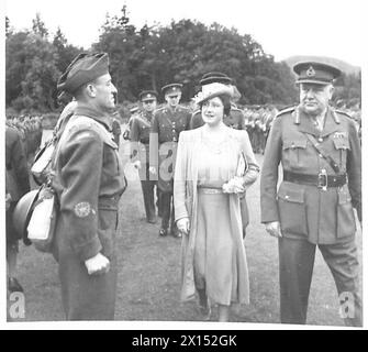 KÖNIG UND KÖNIGIN INSPIZIEREN KANADISCHES FORSTKORPS - die Königin während der Inspektion British Army Stockfoto