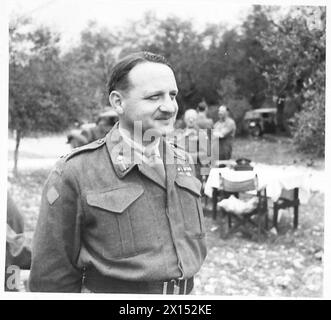 ITALIEN: ACHTE ARMEE: KONFERENZ IM TAC H.Q. - LIEUT. General E.L.M. Burns British Army Stockfoto