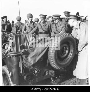 Kommandanten der Armee und der Luftwaffe beobachten eine Demonstration der Airborne Division, während die C-in-C einen amerikanischen Jeep inspiziert, der mit drahtloser Kommunikation ausgestattet ist. Stockfoto