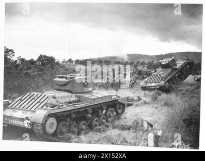 DIE POLNISCHE ARMEE IN GROSSBRITANNIEN, 1940-1947 – Valentine Mark III. Panzer des 2. Bataillons 1. Panzerregiment (1. Polnisches Korps), unterstützt von der Infanterie, auf Übung in Schottland, 21. August 1941. Foto, aufgenommen während des Besuchs von General Alan Brooke beim schottischen Kommando polnische Armee, polnische Streitkräfte im Westen, 1. Korps, polnische Streitkräfte im Westen, 1. Korps, 1. Panzerregiment, polnische Streitkräfte im Westen, 1. Korps, 16. Unabhängige Panzerbrigade, polnische Streitkräfte im Westen, 1. Korps, 16. Panzerbrigade, polnische Streitkräfte im Westen, 1. Korps, 16. Panzerbrigade, 66. Batta Stockfoto