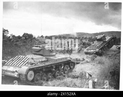 Valentine Mark III. Panzer des 2. Bataillons, 1. Panzerregiment, 1. Polnisches Korps, unterstützt von Infanterie, nehmen am 21. August 1941 während des Besuchs von General Alan Brooke an einer militärischen Übung in Schottland teil. Stockfoto