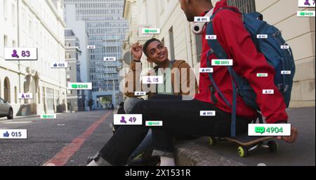 Bild von wechselnden Zahlen und Symbolen in Benachrichtigungsbalken, verschiedenen Skatern, die auf der Straße diskutieren Stockfoto