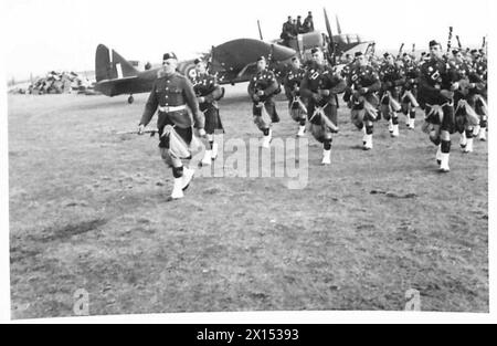 MIT DER SCHWARZEN UHR AUF DEN SHETLAND-INSELN - die Black Watch haben die Kontrolle über einen Flugplatz in den Shetlands und dieses Bild zeigt ihre Piper, die die britische Armee des R.A.F. unterhalten Stockfoto