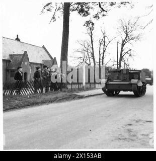 KRIEGSKORRESPONDENTEN BESUCHEN OSTKOMMANDO - Schulkinder beobachten einen Bren-Träger, der an der British Army vorbeifährt Stockfoto