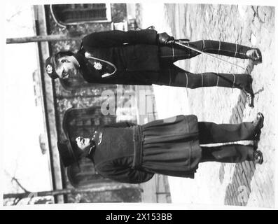 2. BATAILLON KAMERONIER IM TOWER OF LONDON MAI - JULI 1939 - ein Offizier und ein Beefeater, britische Armee Stockfoto