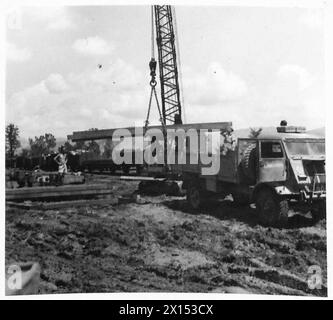 ITALIEN: ACHTE ARMEE: EISENBAHNUMBAU - Stahlträger für eine Brücke werden mit einem Kran auf einen LKW der britischen Armee gehoben Stockfoto