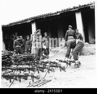 ELAS-Truppen in Griechenland geben Waffen aus, was zu einem wachsenden Waffenhaufen auf einer von der britischen Armee verwalteten Sammeldeponie führt. Stockfoto