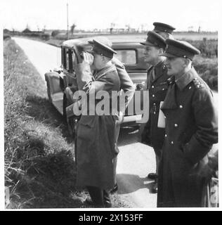 LORD Gort INSPIZIERT EINE ARTILLERIE-REICHWEITE - Lord Gort inspiziert die Reichweite durch sein Fernglas British Army Stockfoto