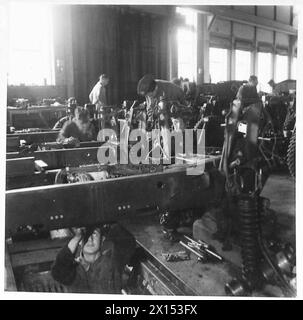 DIE KÖNIGLICHEN ELEKTRO- UND MASCHINENBAUINGENIEURE BEI DER ARBEIT - Mechanik bei der Arbeit an einem Fahrgestell der britischen Armee Stockfoto