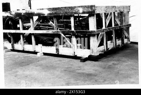 Ein 25-Pfünder-Artilleriegewehr wird in einer Holzkiste vom Personal der britischen Armee für Transport- oder Lagerungszwecke gesichert. Stockfoto