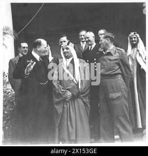 HRH EL EMIR MANSUR IBN SAUD IN DER BRITISCHEN BOTSCHAFT IN KAIRO - Eine glückliche Szene auf dem Gelände der Botschaft Stockfoto