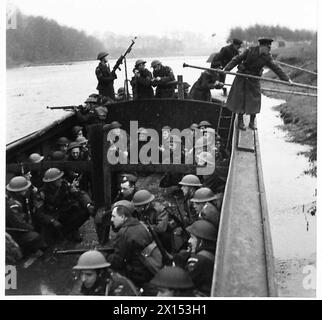 Die Freiwilligen der Heimwache der Trent River Patrol bereiten einen Lastkahn vor, um Binnenwasserstraßen zu befahren. Stockfoto
